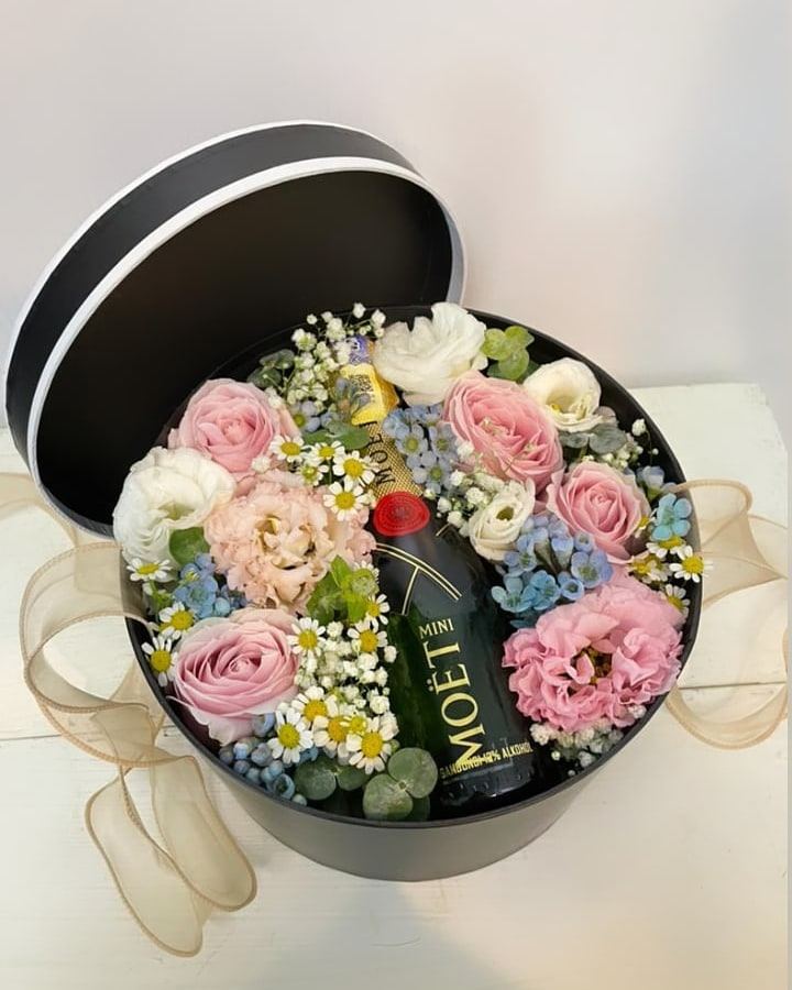 Round flower box with roses and mini champagne