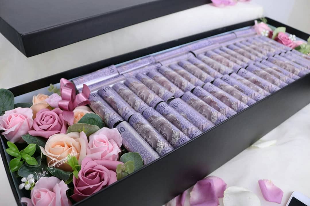 Long gift box with soft roses