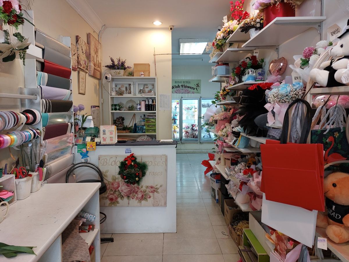 Gift wall and counter